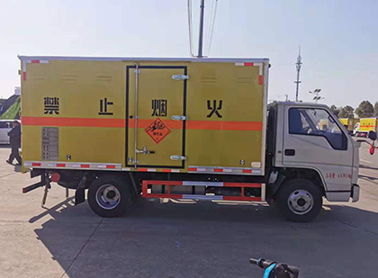 陈巴尔虎爆破器材运输车