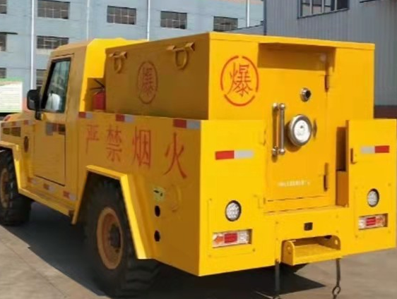 陈巴尔虎凯龙爆破器材运输车：保障爆破任务的安全运行